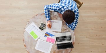 Top 4 Personal Finance Tips for Young Adults in the US - Cover Image