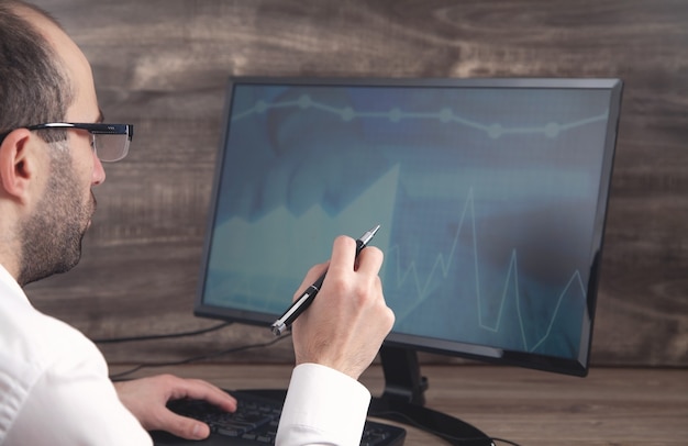 Investing for Beginners: Read Stock Charts & Spot Opportunities
