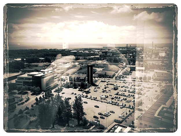 A split image showing a vintage US factory from the 1950s on one side and a futuristic, automated factory on the other, symbolizing the evolution and potential future of US manufacturing amid trade challenges.